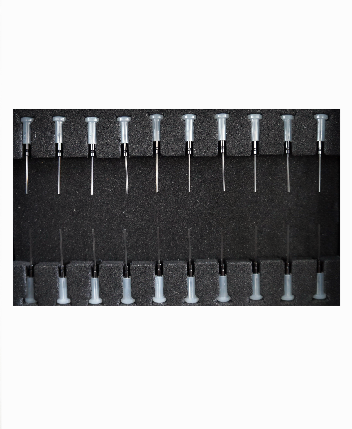 Box of 20 Fiber Optic Connectors: Black ceramic ferrule for increased efficiency and reduced autofluorescence. -2.50mm ferrule diameter -400 um fiber core diameter -NA=0.37 -Length = 10mm -Available in boxes of 20